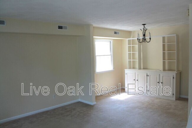 Building Photo - 217 56th St