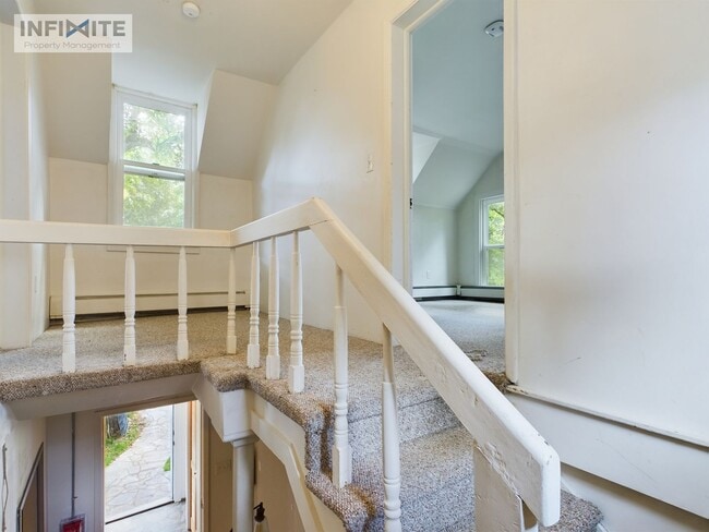 Building Photo - 3 bedroom - Water, Sewer, Gas and Electric...