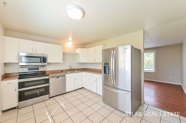 Building Photo - 14935 E Columbia Dr