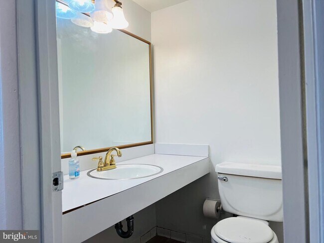 Foto del edificio - 8613 Seasons Way