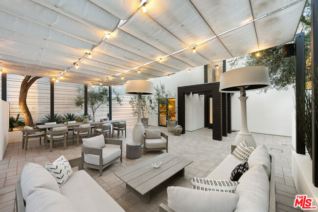 Foto del edificio - 24146 Malibu Rd
