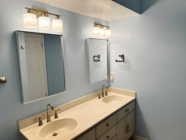 Building Photo - 2604 S Arlington Mill Dr