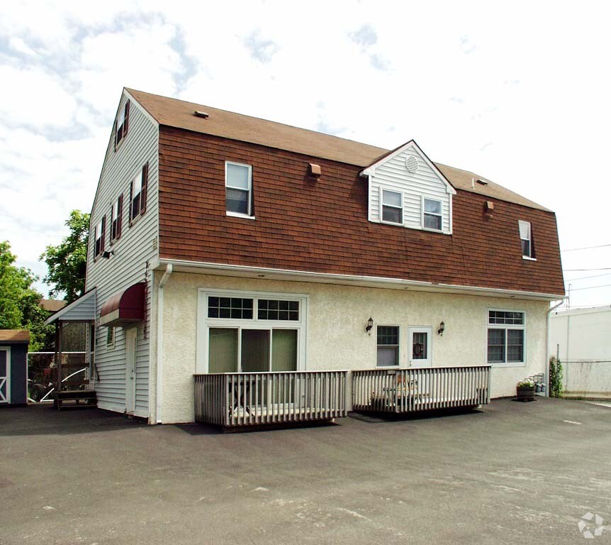 Primary Photo - 242-244 Walnut St