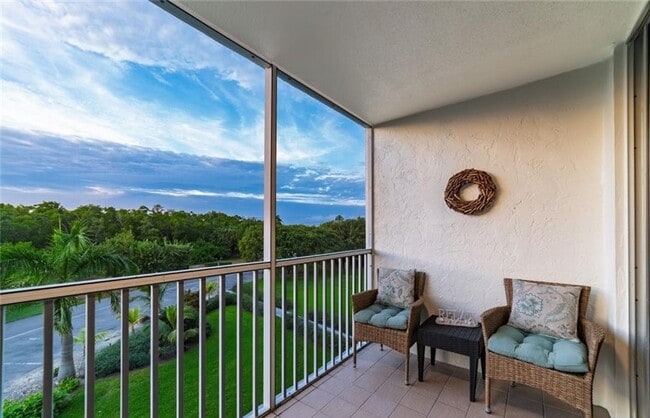 Building Photo - ***Ask about the TWO WEEKS FREE** STUNNING BEACHSIDE TOWNHOUSE CONDO IN VANDERBILT TOWERS — NAPLE...