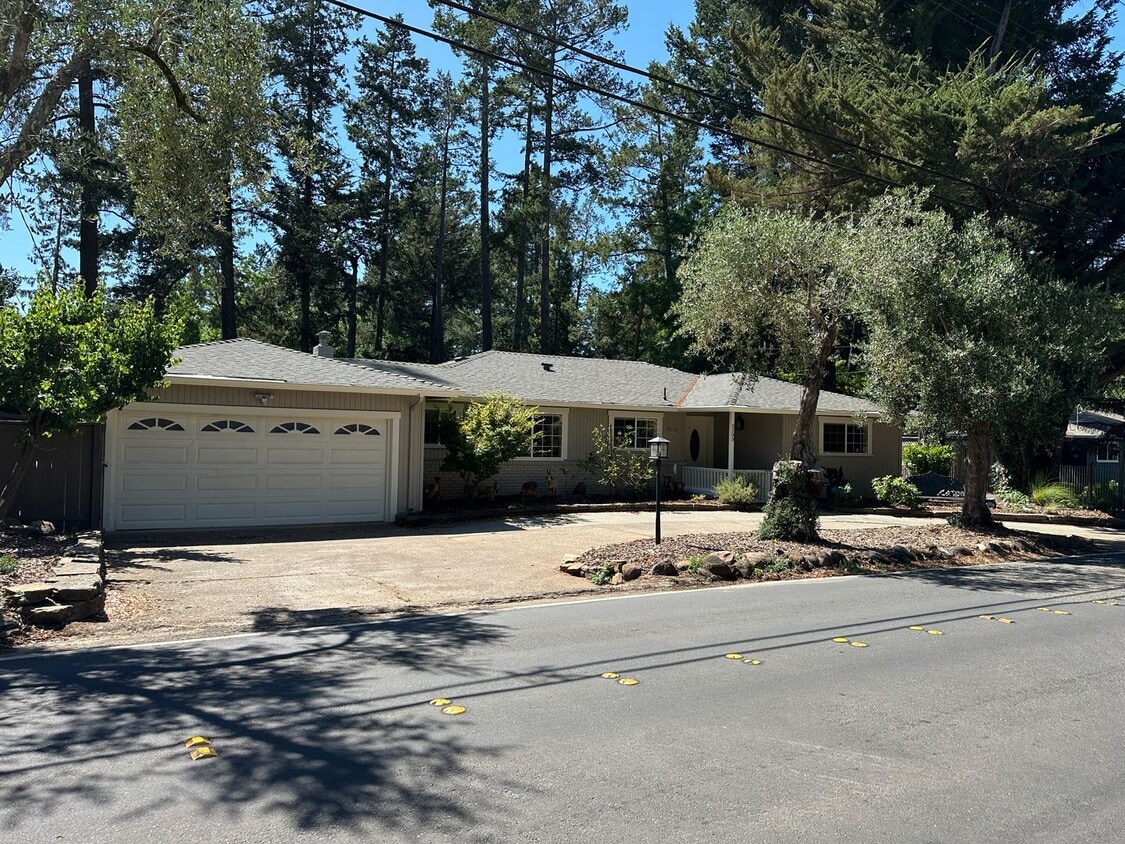 Primary Photo - Charming 4-Bedroom Home in a Beautiful Pri...