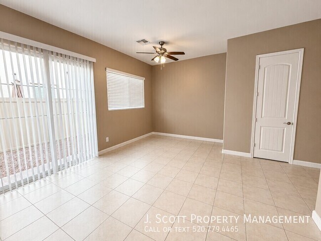 Building Photo - 1367 S Country Club Dr