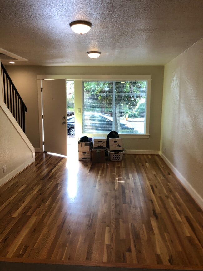 Building Photo - Abernathy Clinton Townhouse OHSU Patio Par...