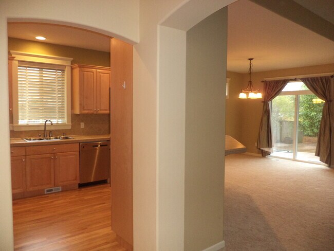 Foto del edificio - Ranch Home w/ Oversized Double Garage & Landscaping Included!