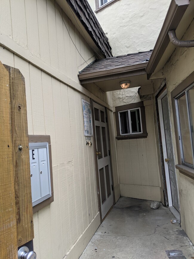 Main Entrance - 910 Oakland Rd