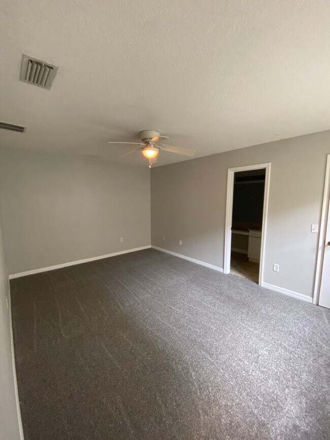 Building Photo - 613 Coconut Palm Way