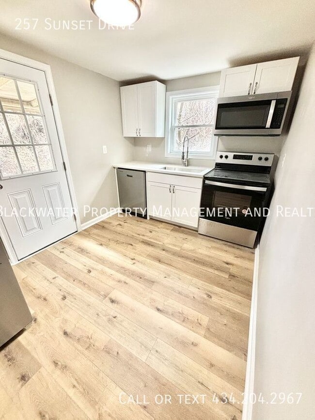 Building Photo - MOVE IN SPECIAL: 1/2 Off First Month's Ren...