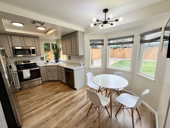 Building Photo - Beautiful 2 Bedroom Home Located in Sacram...
