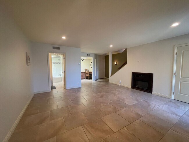 Building Photo - COMING SOON! LOVELY 1 Bed 2 Bath Condo in ...