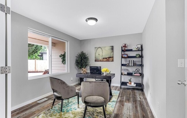 Building Photo - Beautiful Remodeled Home Kent!