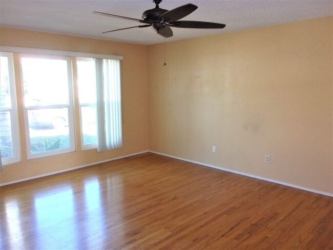 Building Photo - 4bedrm 2 1/2 bath house with yard & garage...