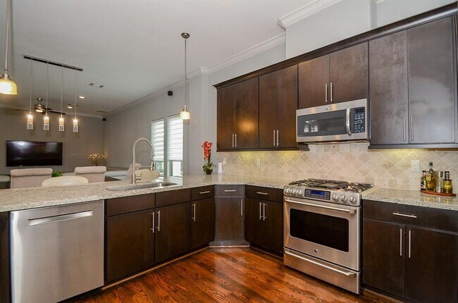 Foto del edificio - 2211 Hutchins St