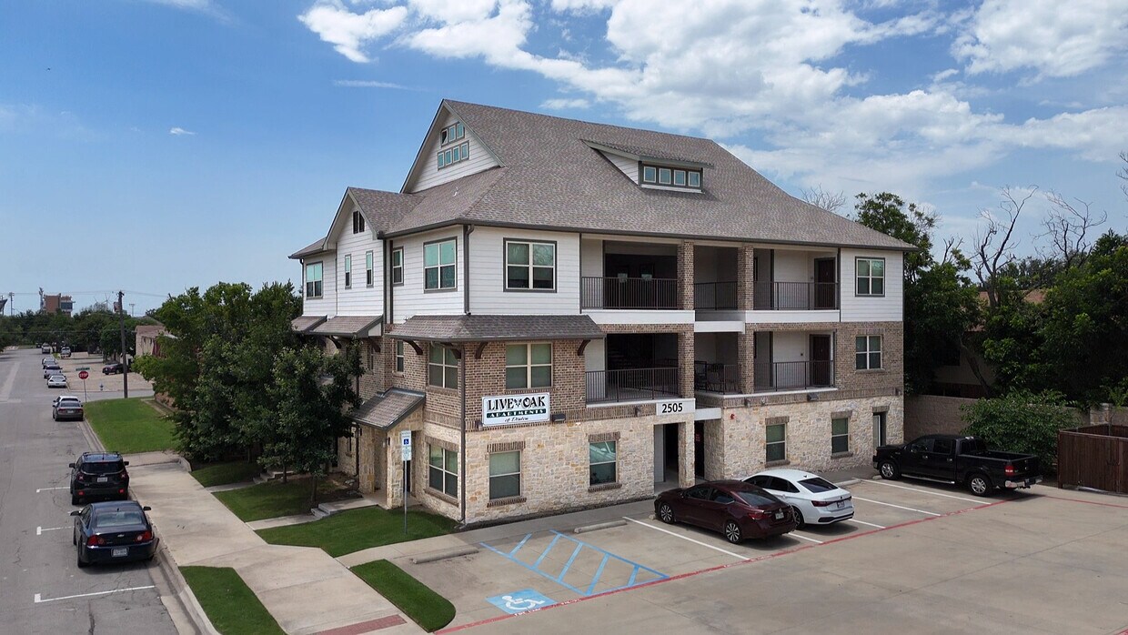 Foto principal - Live Oak Apartments