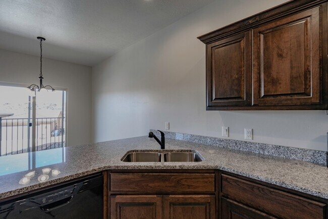 Foto del edificio - Townhome available in Millcreek Springs with a community pool!