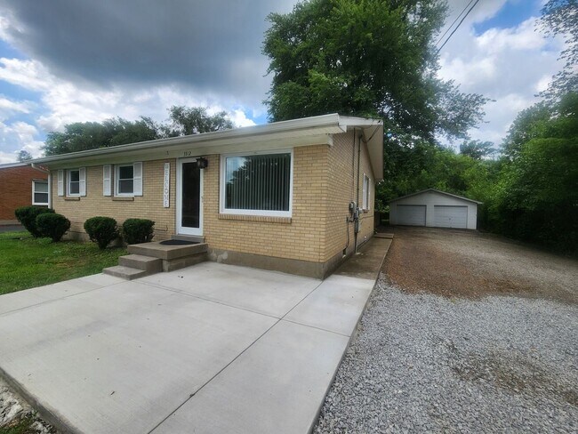 Building Photo - Beautiful and spacious 3 bedroom 1 bath ho...
