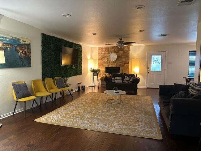 Foto del edificio - 108 Belaire Cir