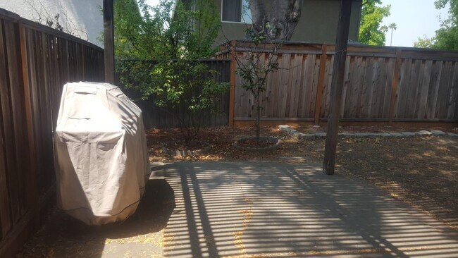 Foto del edificio - 5233 Country Forge Ln