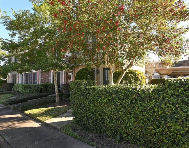 Foto del edificio - Welcome to This Charming Townhome Nestled ...