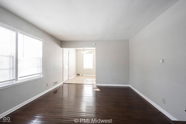 Foto del edificio - 1857 W 60th St