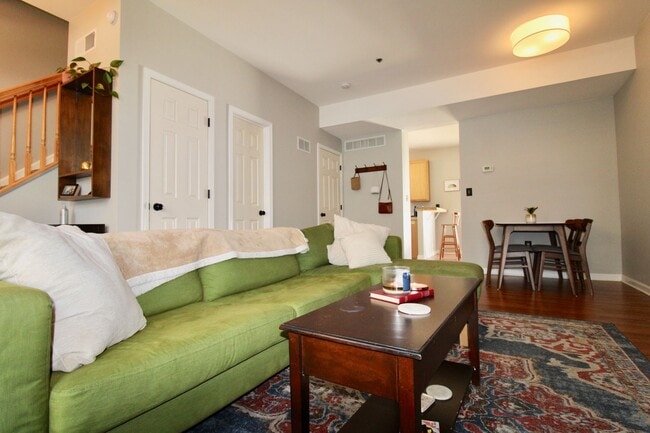 Building Photo - 2 Bedroom Home with Garage!