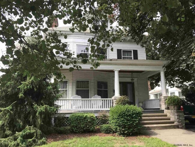 Building Photo - 492 Glen St