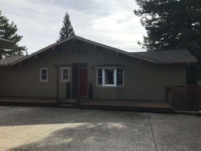 Building Photo - Don't Miss out on a Summer at the Lake.  Beautiful Fully Furnished Lake Front Home available MAY-...