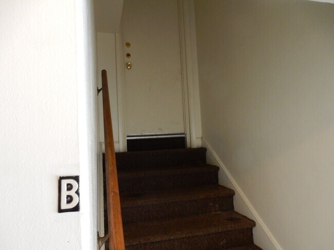 Steps to apartment - 204 S 7th St