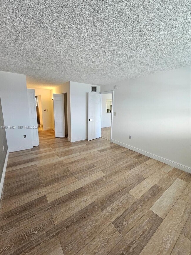 Foto del edificio - 3600 NE 170th St