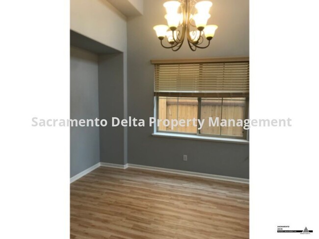 Foto del edificio - Gorgeous 4bed/3bathroom Home in West Sac