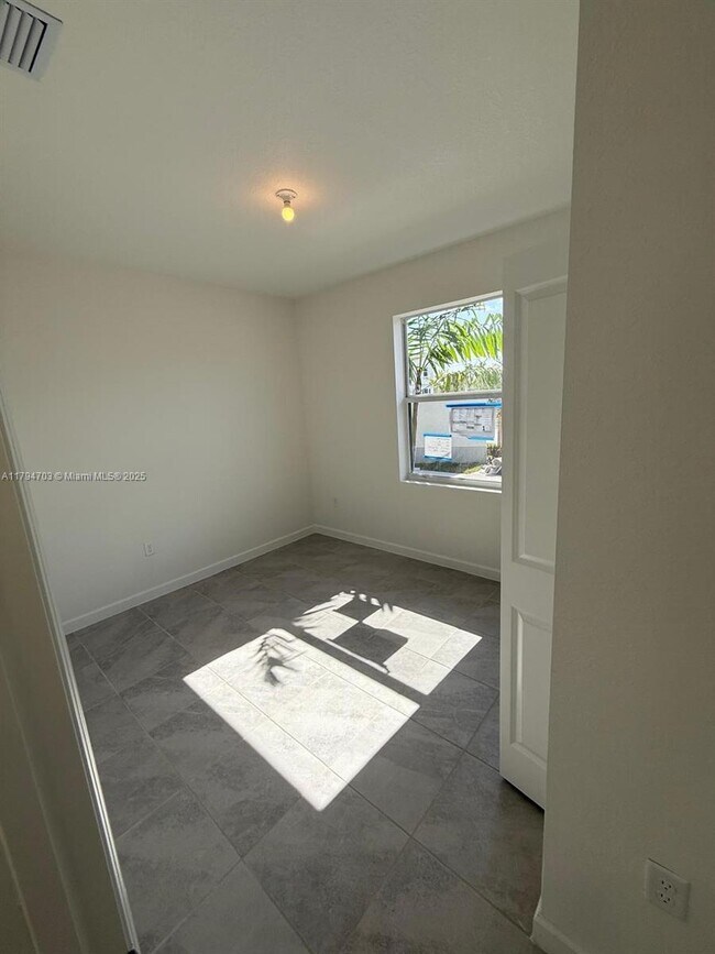 Foto del edificio - 132 NW 11th Ct