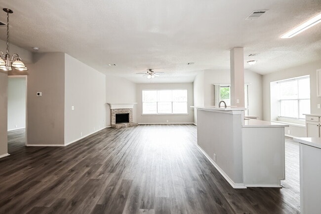 Foto del edificio - 6730 Meadowcrest Dr