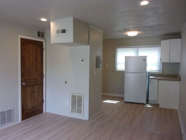 Foto del edificio - 2 Bedroom 1 Bath Townhome Minutes to Uptow...
