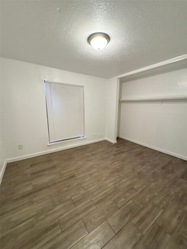 Building Photo - 5625 Antoine Dr