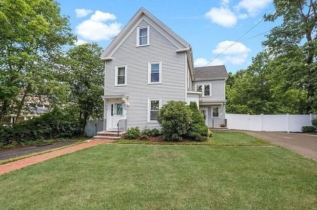 Available April 15th! Spacious 3 BED 1 BATH in Quiet Weymouth neighborhood. - Available April 15th! Spacious 3 BED 1 BATH in Quiet Weymouth neighborhood. Apartment