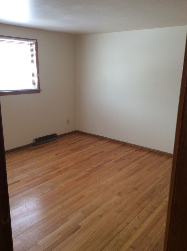 Building Photo - NEWLY AVAILABLE 3bd 1.5 bath TOWNHOME!