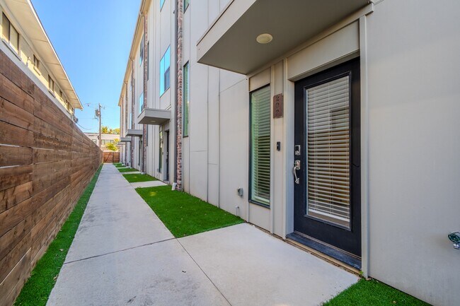 Foto del edificio - Modern Townhome with Dual Primary Suites & 2-Car Garage | Knox-Henderson / Lower Greenville
