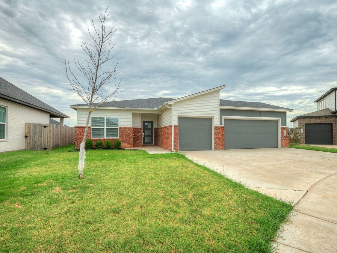 Foto principal - Beautiful New Construction Home in Edmond