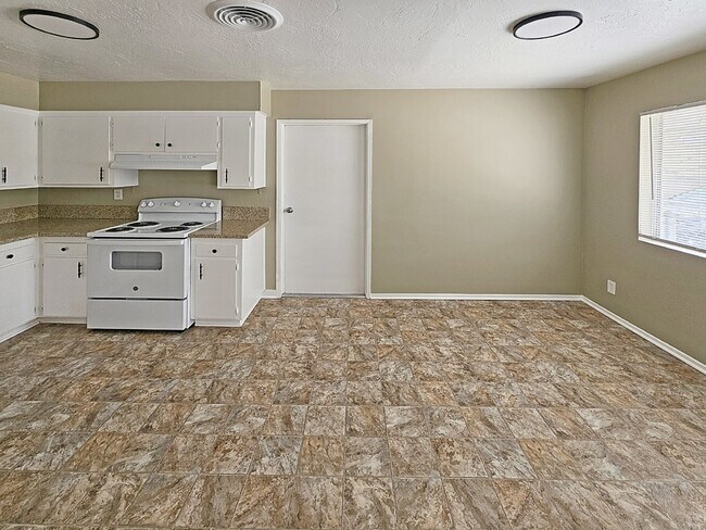 Building Photo - 6552 Valley Ave