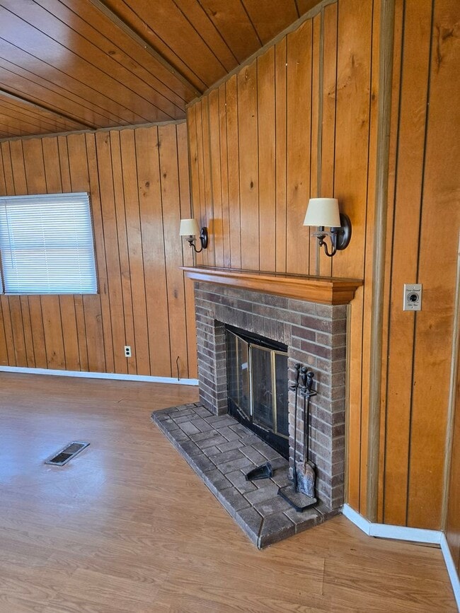 Building Photo - Three Bedroom, Pet Friendly Home!