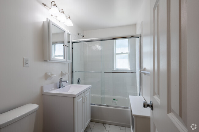 Bathroom - 4 Rm, 2 Bd, 1 Ba - 670SF - New Milford Estates