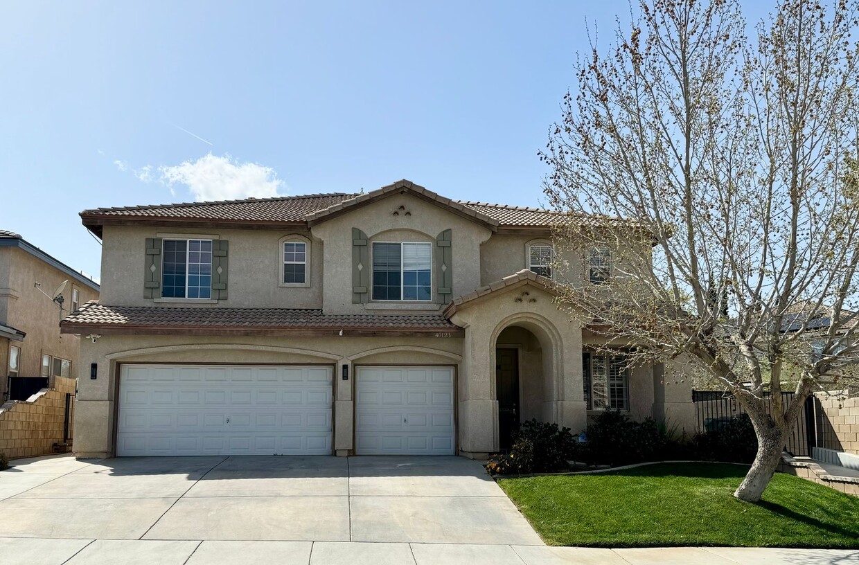 Primary Photo - Gorgeous 6 bedroom home
