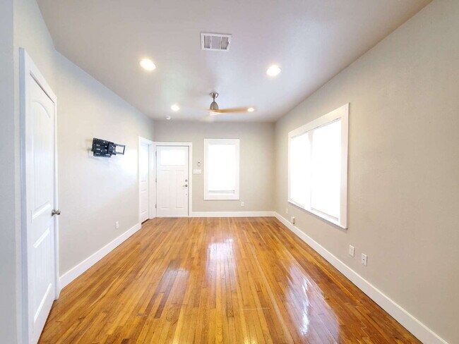 Building Photo - Modern 2-Bed / 2-Bath in Dignowity Hill with Off-Street Parking