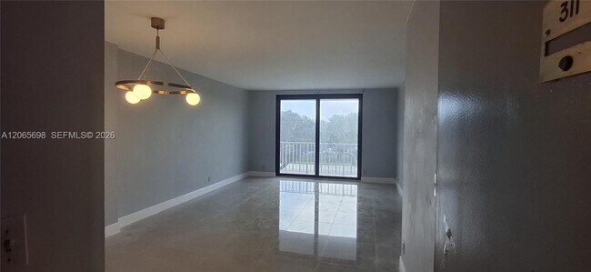 Building Photo - 901 Hillcrest Dr