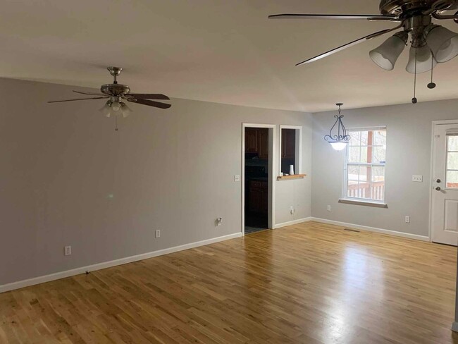 Building Photo - Clean and Cute 3 Bedroom, 2 Bath Single Fa...