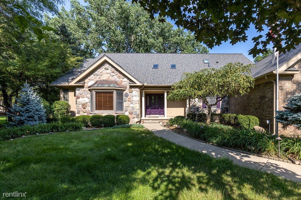 Primary Photo - 4 br, 3.5 bath House - 18750 Beck Rd