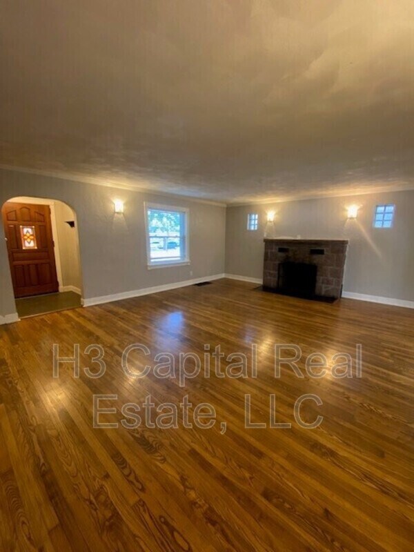 Building Photo - 702 S Cherry St